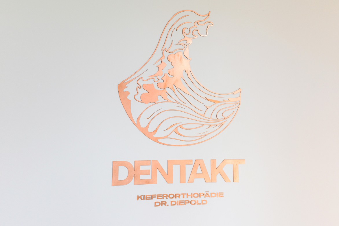 Logo DENTAKT: 3D Kupferschild